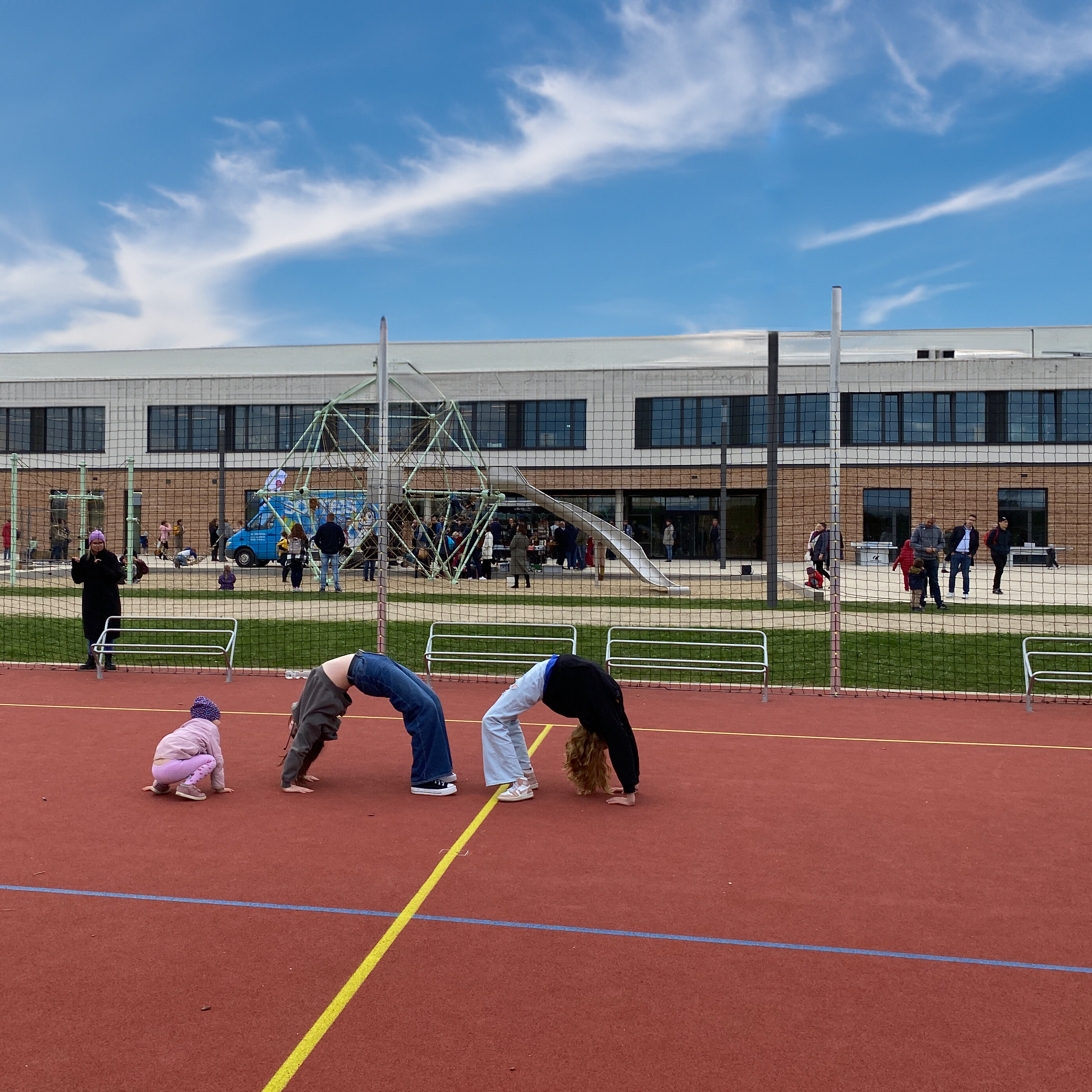 Turnende Kinder auf dem Sportplatz vor dem Gebäude der Evangelischen Grundschule Werder auf dem Hoffbauer Bildungscampus Kleinmachnow